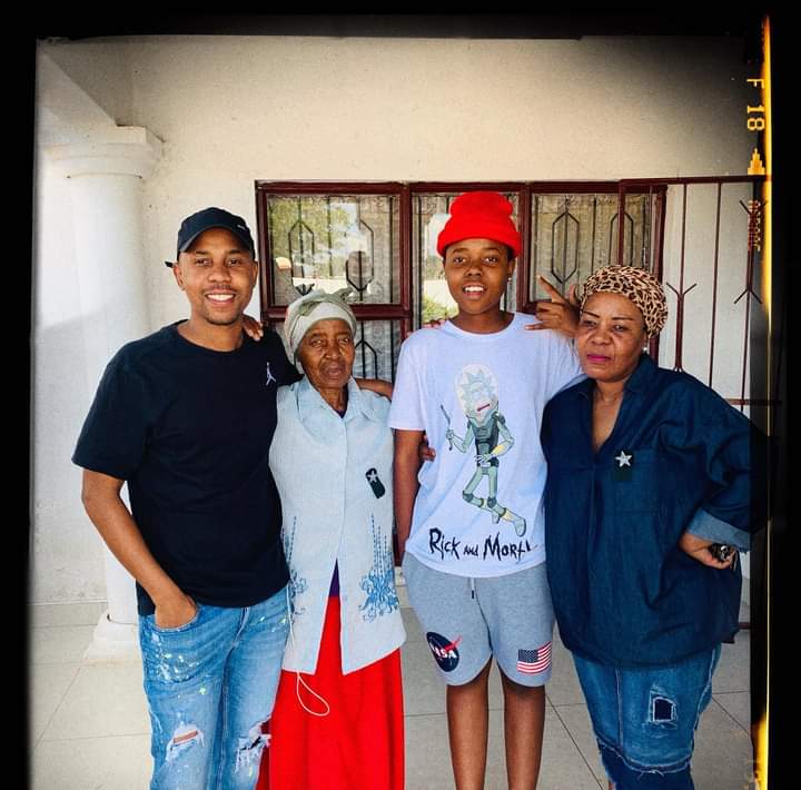 Felo Le Tee Celebrates Mother Day With His Family