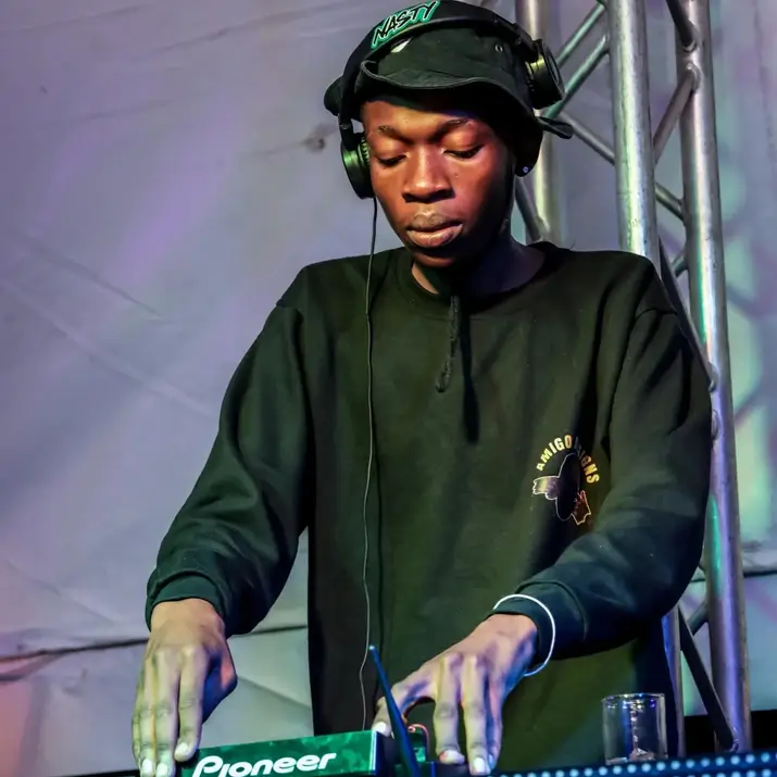 Lowbass Djy & Ndibo Ndibs - Summerhouse Sessions (Lejavah Bar & Grill)